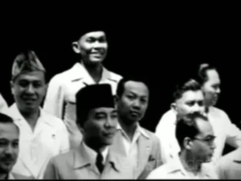 Foto Lawas Pemerintahan Pertama Soekarno-Hatta Kabinet Presidensial Tahun 1945, Presiden Berdiri Gagah di Antara Para Menteri