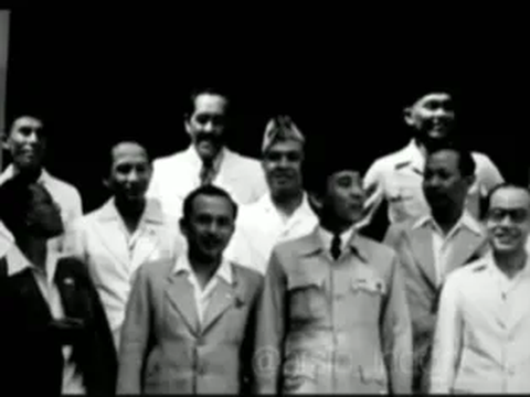 Foto Lawas Pemerintahan Pertama Soekarno-Hatta Kabinet Presidensial Tahun 1945, Presiden Berdiri Gagah di Antara Para Menteri