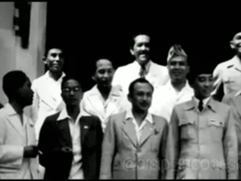 Foto Lawas Pemerintahan Pertama Soekarno-Hatta Kabinet Presidensial Tahun 1945, Presiden Berdiri Gagah di Antara Para Menteri