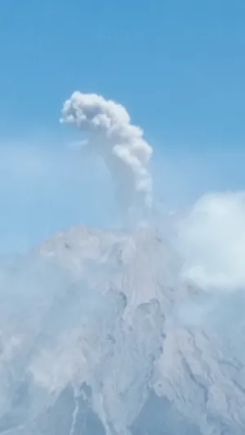 Potret Gunung Semeru Letuskan Kolom Abu Setinggi 700 Meter, Radius Aman 13 km dari Puncak<br>