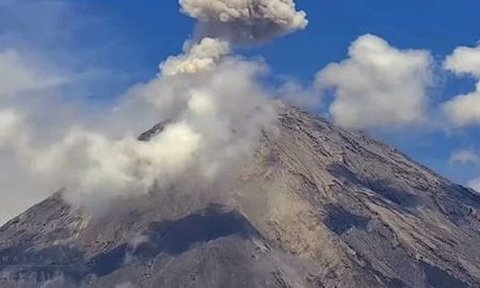 Potret Gunung Semeru Letuskan Kolom Abu Setinggi 700 Meter, Radius Aman 13 km dari Puncak