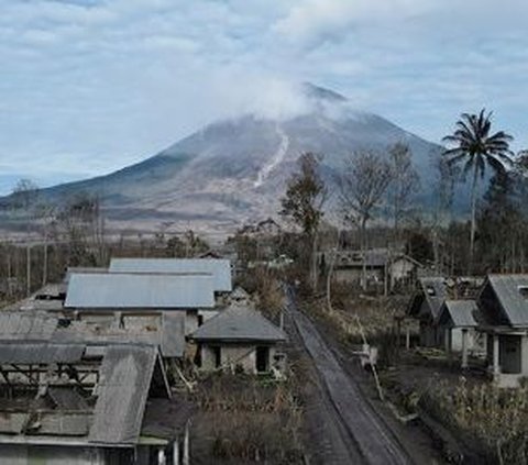 Potret Gunung Semeru Letuskan Kolom Abu Setinggi 700 Meter, Radius Aman 13 km dari Puncak