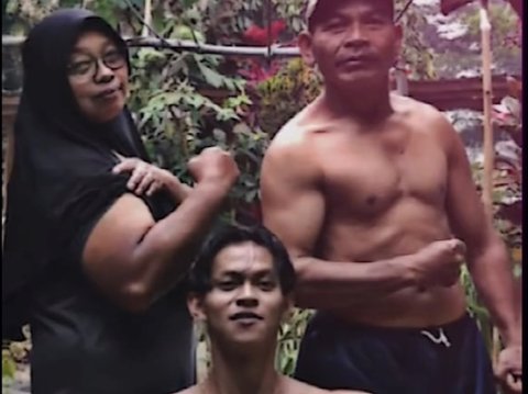Viral Bapak Vs Anak Berbadan Besar Adu Panco, Netizen Malah Salfok Otot Emaknya