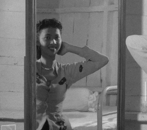 Viral Old Photo of a Woman Dressing in Front of a Mirror in 1955, Cosmetic Brand Makes People Fascinated