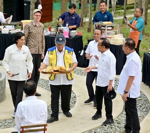 FOTO: Gaya Menteri PUPR Jadi Pramusaji di IKN, Hidangkan Sarapan untuk Jokowi