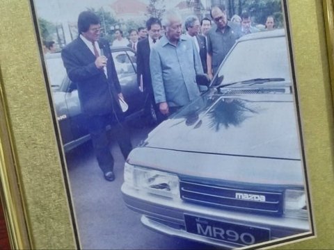 2. Paparan ke Presiden Soeharto 'Mobnas' Mazda MR90