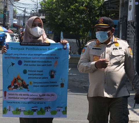 Satpol PP DKI menggelar sosialisasi larangan pembakaran sampah sembarangan kepada warga di Kelurahan Cipinang, Jakarta Timur, pada Jumat (22/9/2023). 
