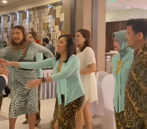 Formerly Accidentally Holding Hands as Bridesmaid and Groomsmen, Now Officially Dating, Netizens: 'Escort Until the Wedding Altar'