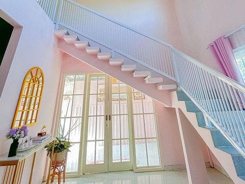 See Baby Pink House, The Interior is Like in Cartoon Series