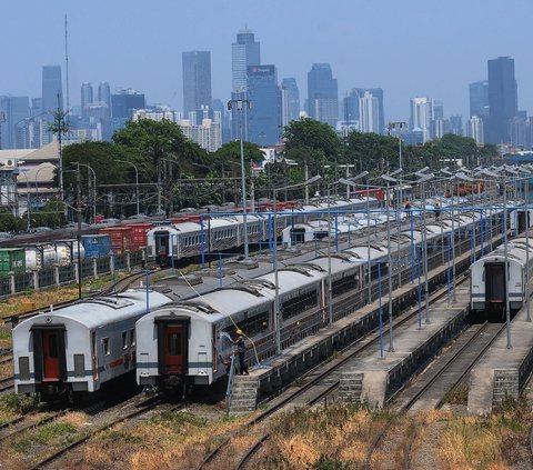 Sejumlah rangkaian kereta tampak terparkir di Depo Cipinang, Jakarta Timur, pada Jumat (22/9/2023). Sementara, para petugas terlihat sibuk melakukan perawatan pada rangkaian kereta tersebut.