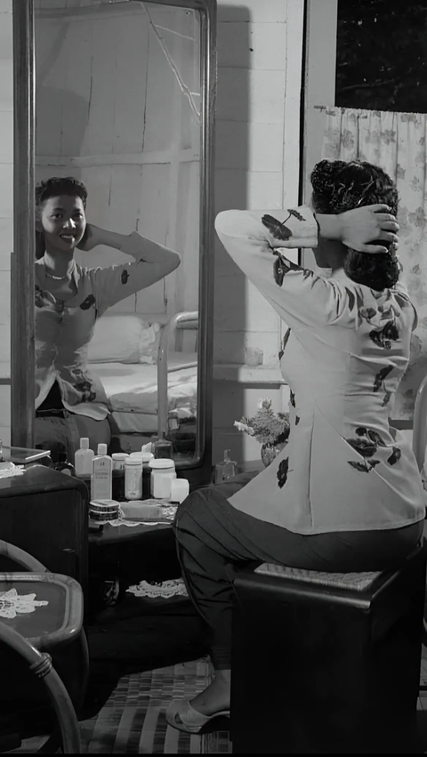 Viral Foto Jadul Wanita Dandan di Depan Cermin Tahun 1955, Merek Kosmetik Bikin Salfok<br>