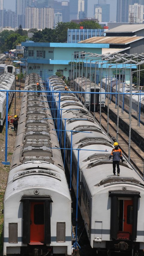 Petugas melakukan perawatan rangkaian kereta yang terparkir di Depo Cipinang, Jakarta Timur, Jumat (22/9/2023).