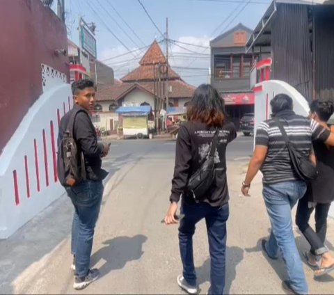 Perempuan Berambut Pirang Pemeran Video Asusila Ditangkap