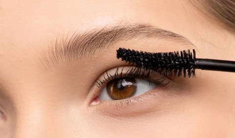 Step 3: Apply the Second Layer of Mascara.