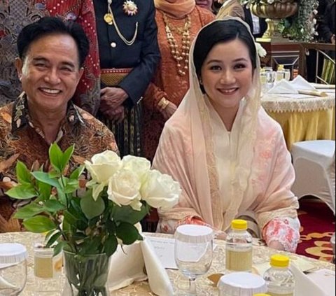 Beautiful Portrait of Yusril Ihza Mahendra's Wife Posing with Her Husband in Tokyo, Netizens Mistakenly Thought She Was the Eldest Daughter