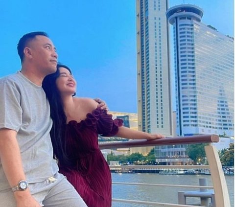 Deny Living Together with Her Lover, Dewi Perssik: `(Can) Be Slashed by My Mother`