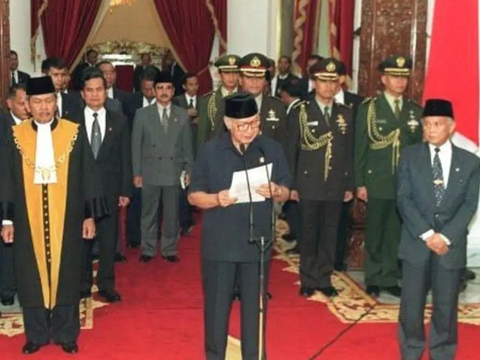 Video of Soeharto's Moment of Resignation and Leaving the Palace in 1998, This is His Last Smile to Paspampres