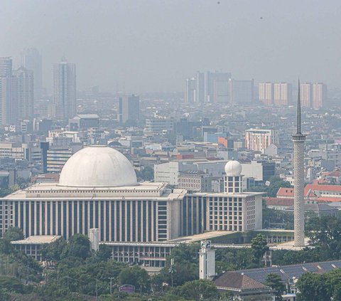 Pemandangan Masjid Istiqlal dengan latar belakang gedung bertingkat yang tertutup polusi udara di Jakarta, Jumat (22/9/2023).