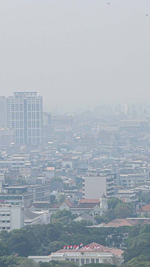 Pemandangan gedung bertingkat tertutup polusi udara di Jakarta, Jumat (22/9/2023).