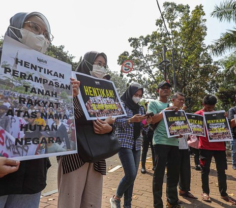 Aktivis lingkungan Walhi dan warga Nagari Air Bangis menggelar aksi unjuk rasa di depan Kantor Kemenko Perekonomian, Jakarta, Jumat (22/9/2023). Dalam aksinya mereka menolak rencana Proyek Strategis Nasional di wilayah Air Bangis.
