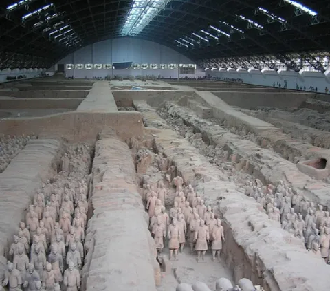Para arkeolog takut membongkar makam kaisar pertama China, Qin Shi Huang yang berumur 2.200 tahun. Mereka khawatir makam tersebut mungkin berisi jebakan berbahaya.