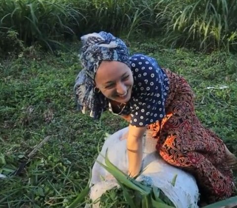 Beautiful Foreigner, Wife of a Man from Lombok, Not Ashamed to Work and Live Simply in the Village