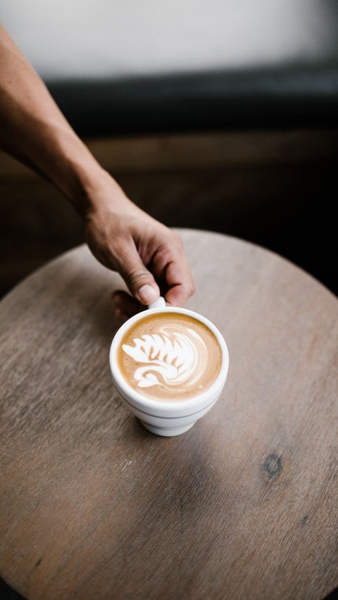 Kopi susu bisa menjadi pilihan yang lebih sehat dibanding kopi hitam karena kandungan susu di dalamnya. Pastikan jangan menambahi terlalu banyak pemanis saat mengonsumsinya.