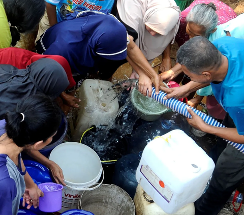 Akibat Kemarau, Warga Pedalaman di Lebak Rela Cari Air Bersih ke Hutan