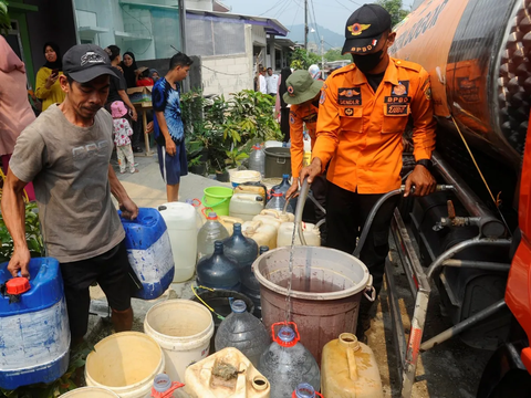 Akibat Kemarau, Warga Pedalaman di Lebak Rela Cari Air Bersih ke Hutan