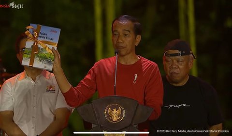 Menurut Jokowi, para pekerja di IKN bertugas tidak kenal lelah, siang maupun malam, demi terwujudnya ibu kota baru untuk Indonesia sesegera mungkin.<br>