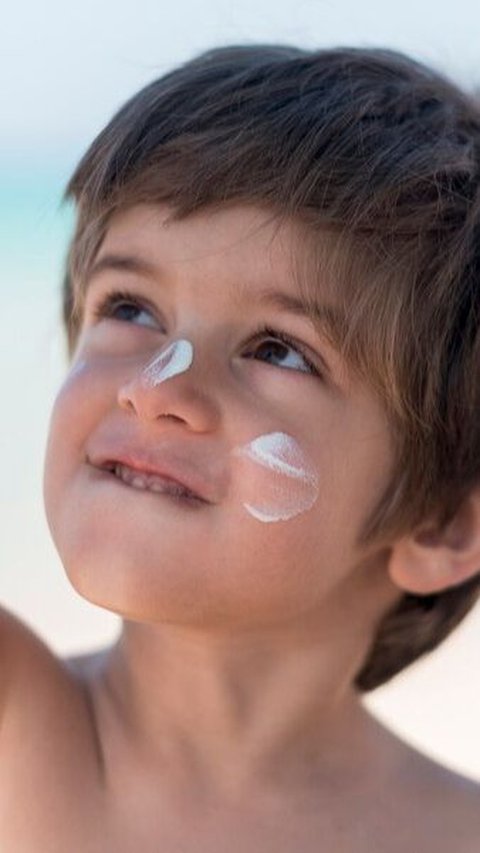 Anak-anak sebaiknya menggunakan sunscreen yang khusus dirancang untuk mereka. Meskipun anak-anak di atas usia 5 tahun bisa menggunakan sunscreen dewasa, disarankan untuk tetap menggunakan sunscreen khusus anak.