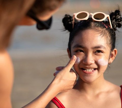 Memilih sunscreen yang tepat untuk anak-anak memerlukan perhatian khusus. Berikut beberapa tips untuk memilih sunscreen yang aman dan efektif: