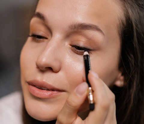 Making Wing Eyeliner Easier with Bobby Pin