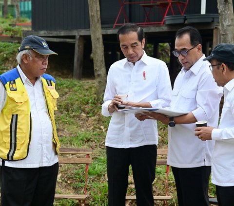 Potret Jokowi Sarapan sambil Terima Laporan Para Menteri di IKN