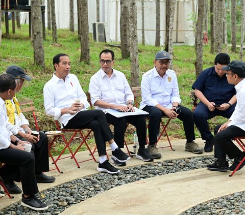 Potret Jokowi Sarapan sambil Terima Laporan Para Menteri di IKN