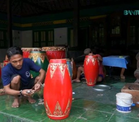 Kisah Inspirasi Joko Kendang, Teruskan Usaha Sang Kakek Jadi Perajin Alat Musik Tradisional