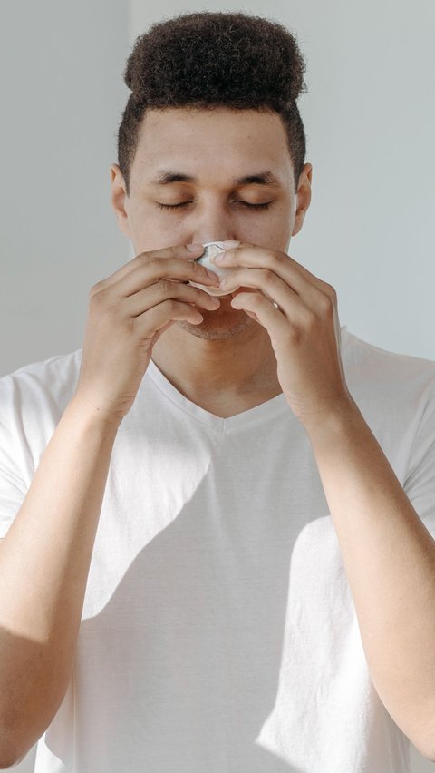 Bagi banyak penderita rinitis alergi, penggunaan obat-obatan tertentu dapat membantu mengurangi atau menghentikan gejala. Namun, jika gejala tersebut sangat mengganggu aktivitas harian Anda, sebaiknya segera konsultasi dengan dokter.