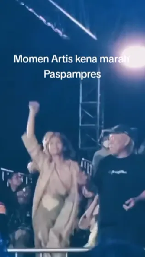 Viral Moment Artist Scolded by Presidential Security for Dancing Too Enthusiastically Next to Jokowi, Ended Up Being Kicked Out