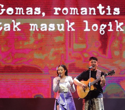 FOTO: Romantisme Yura Yunita Duet Bareng Reza Rahadian di Pestapora 2023