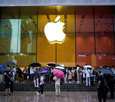 Hari pertama penjualan seri iPhone 15 mendapat sambutan antusias di Sahanghai, China, pada Jumat (22/9/2023). Ratusan orang berbondong-bondong mengantre di Apple Store untuk mengambil iPhone 15 yang sudah mereka pesan melalui sistem pre-order.