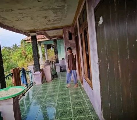 Hidup di Antara Puluhan Rumah Kosong, Keluarga Ini Tinggal di Kampung Mati Cigerut