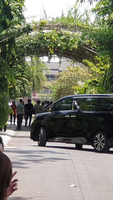 Santer Isu Kaesang Bergabung, Pengurus DPP PSI Datangi Rumah Jokowi di Solo<br>
