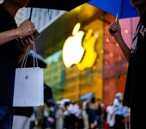 FOTO: Antusiasme Warga China Berburu iPhone 15, Antrean Mengular Sejak Jam 5 Pagi
