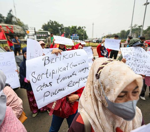 Sejumlah orang yang tergabung dalam Solidaritas Untuk Pulau Rempang menggelar aksi di kawasan Patung Kuda, Jakarta, Sabtu (23/9/2023). Aksi solidaritas ini turut diikuti kaum perempuan atau emak-emak.<br>