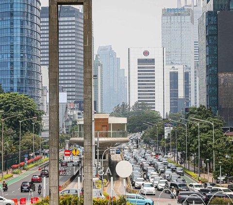 FOTO: Penampakan Langit Kelabu Selimuti Jakarta, Mendung atau Polusi Udara?