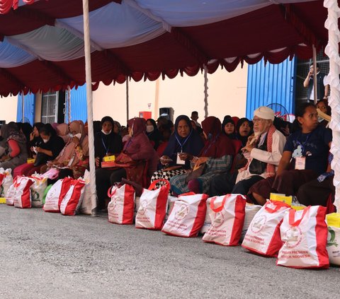 Dirut BULOG Salurkan Langsung Beras Bantuan Pangan ke Masyarakat di Balikpapan