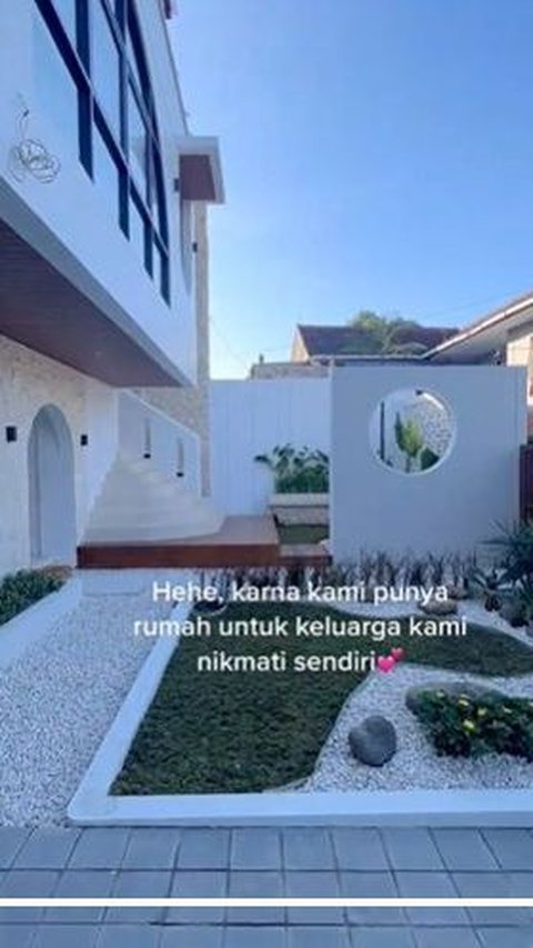 Bahkan, dalamnya pun terdapat taman yang luas dan indah.<br>