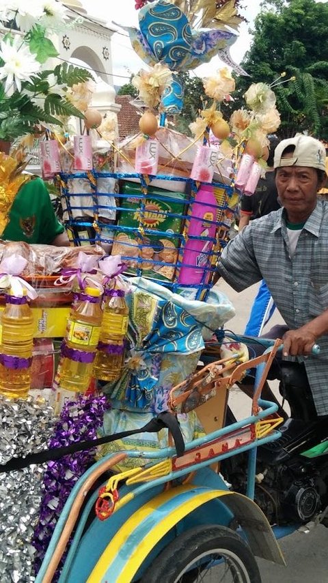 Bahan untuk Angkaan Bherkat tidak hanya ember biasa, melaikan ember yang diberi hiasan dengan pagar menjulang ke atas yang dibuat dari bambu. Lalu pada ujung bambu nantikan akan ditusukkan telur rebus atau benda lain sebagai hiasan.