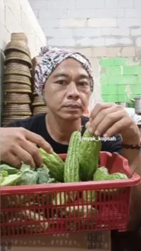 Ini Sosok Bang Madun Pemilik Warung Nyak Kopsah yang Viral