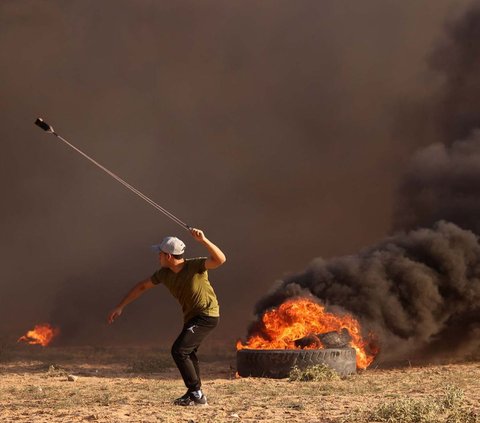 Bentrokan pecah dalam sebuah aksi protes di perbatasan Jalur Gaza, Palestina, pada Jumat (22/9/2023). Pengunjuk rasa Palestina dan tentara Israel saling balas serangan dalam bentrok tersebut.